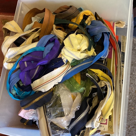 Bin of zippers - Picture 2 of 6